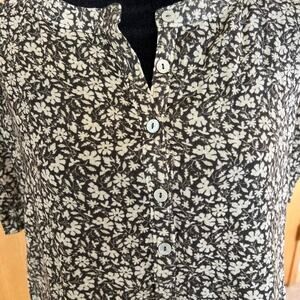 FAHERTY women's size S, V-neck, short sleeve floral top, NWT